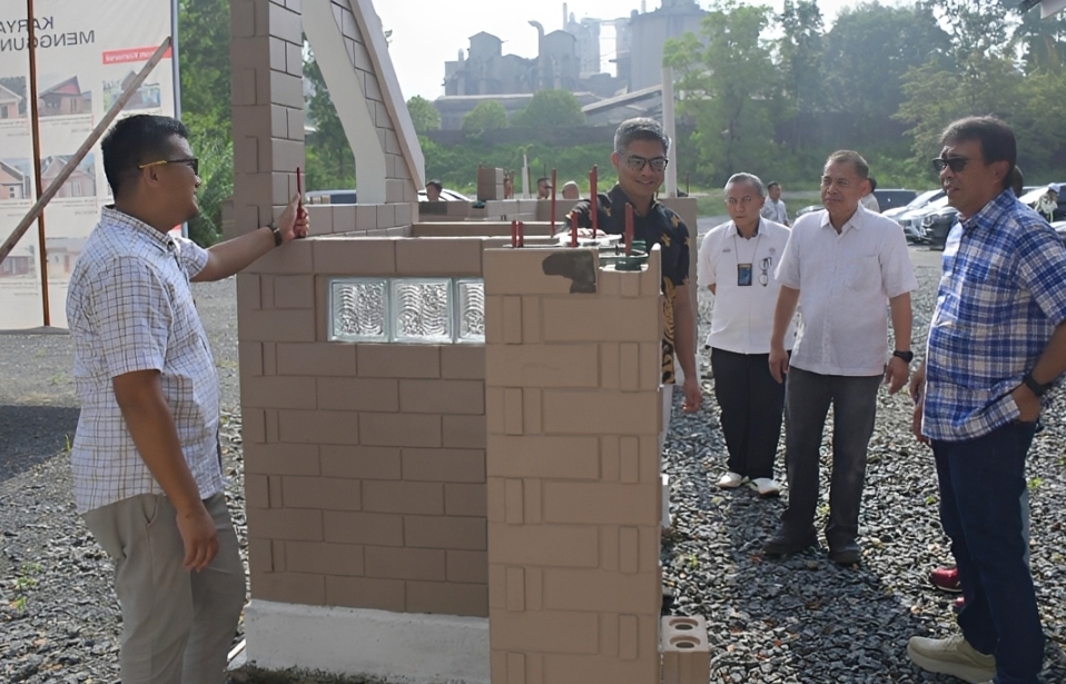 Direktur Operasi II Hutama Karya, Mardiansyah, meninjau rumah contoh Sepablock di PT Semen Padang untuk menjajaki peluang kerja sama pemanfaatan produk tersebut dalam proyek konstruksi.