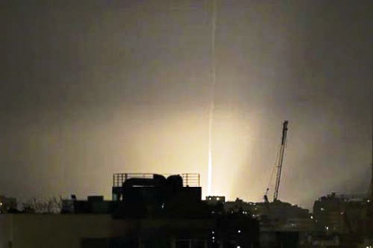 TAK BERNEGOSIASI: Langit diterangi cahaya saat sebuah rudal Iran mendarat di Israel, di tengah konflik AS-Israel dengan Iran, seperti yang terlihat dari Tel Aviv, Israel, 12 Maret 2026.