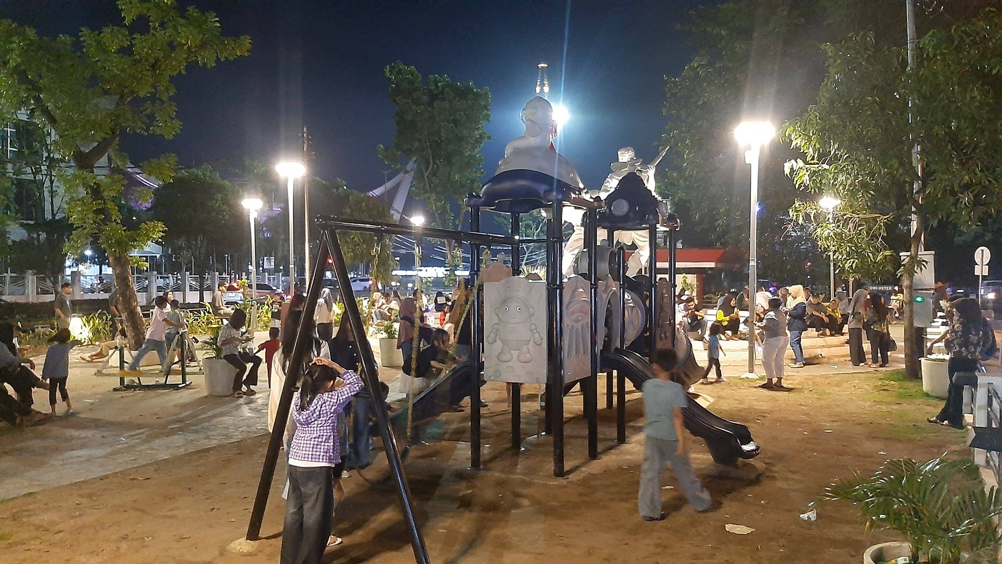 Taman Rimbo Kaluang Padang ramai dikunjungi warga saat libur Lebaran. Taman yang direvitalisasi ini menawarkan ruang terbuka hijau dengan fasilitas rekreasi modern.