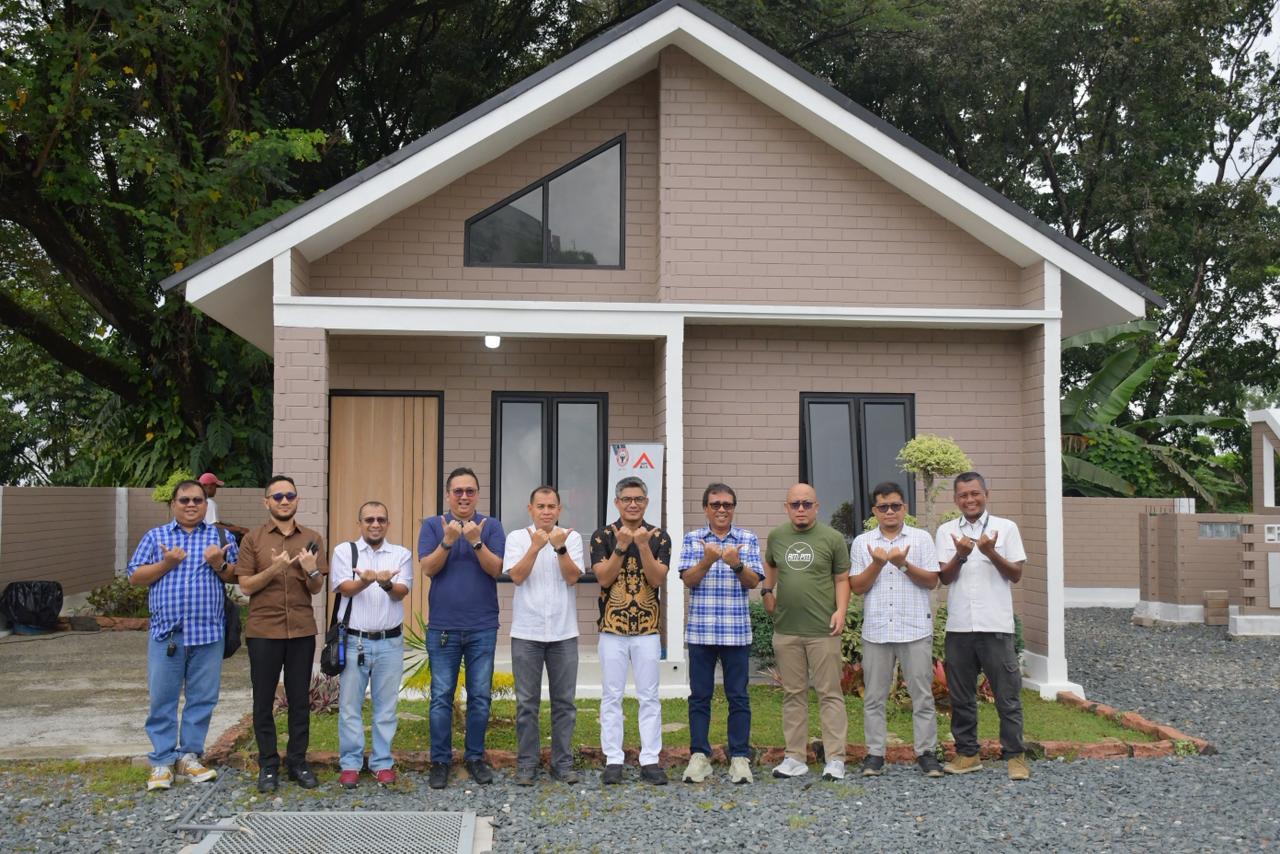 Inovasi Sepablock PT Semen Padang mendapat respons positif dari Direktur Operasi II Hutama Karya, Mardiansyah, setelah meninjau rumah contoh yang dinilai efisien dan berkualitas untuk konstruksi.