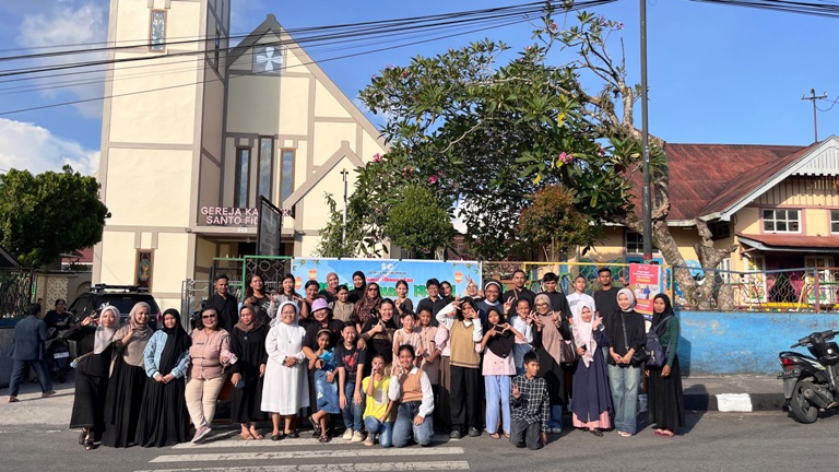 BERBAGI: Guru dan murid SD Pius Payakumbuh saat membagikan takjil beberapa waku lalu.