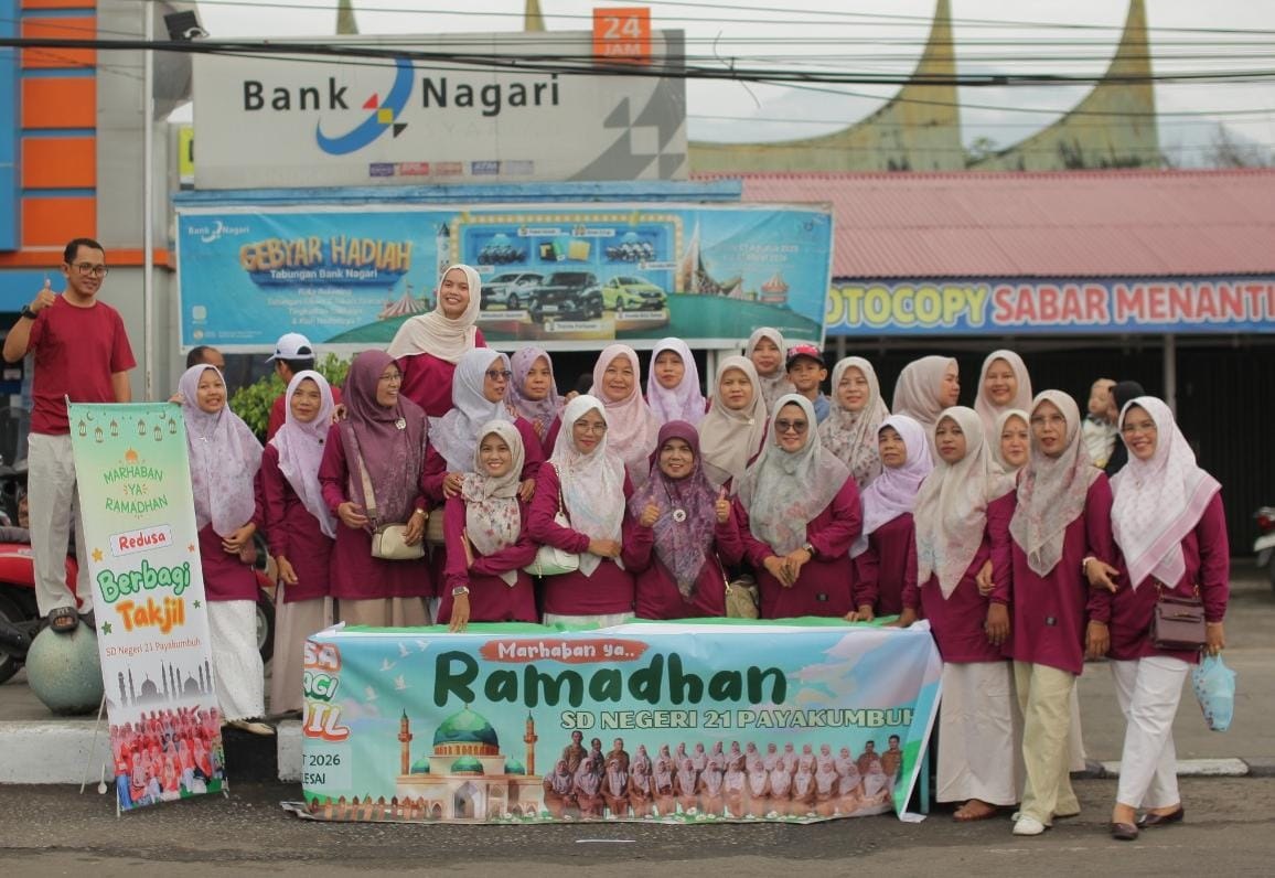 BAGIKAN TAKJIL: Kepala Sekolah SDN 21 Payakumbuh, Amperawati, S.Pd, dan majelis guru berfoto sebelum membagikan takjil beberapa waktu lalu.