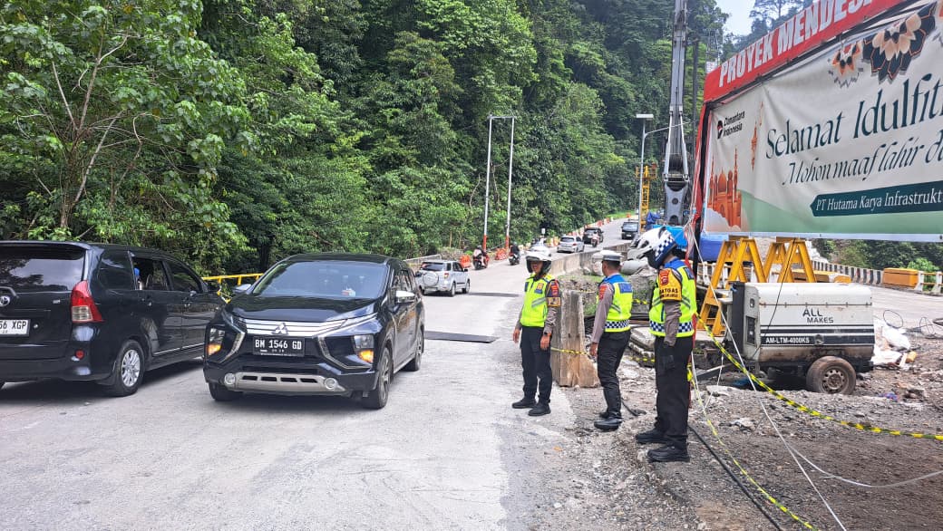 Petugas kepolisian dari Satlantas Polres Padangpanjang saat melakukan pengaturan lalu lintas di kawasan Jalan Lembah Anai.