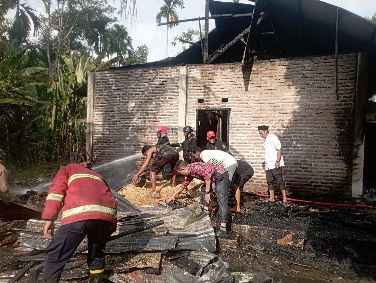 Kebakaran rumah di Lubukalung Padangpariaman menyebabkan kerugian Rp100 juta. Damkar kerahkan tiga armada, tidak ada korban jiwa.