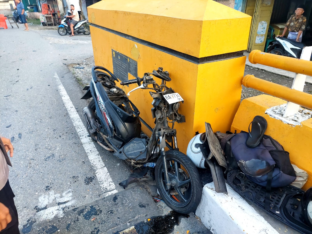 Kecelakaan di Kelok Pinyaram Padangpariaman, mobil dan motor bertabrakan. Mahasiswa alami luka berat dan dilarikan ke rumah sakit.
