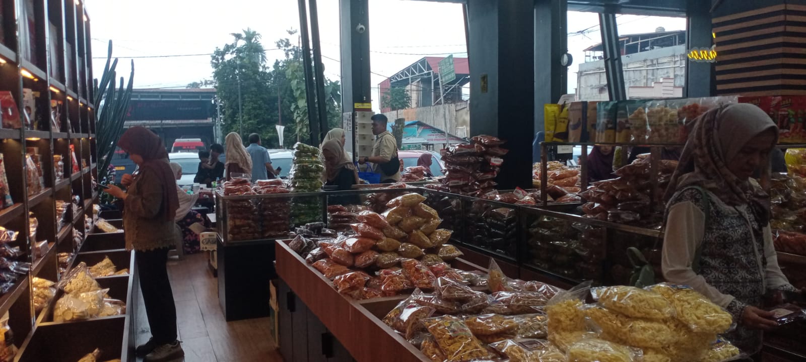 Arus balik Lebaran 2026, sentra oleh-oleh sanjai di Payakumbuh diserbu pembeli. Perantau borong sanjai sebagai buah tangan khas Minangkabau.