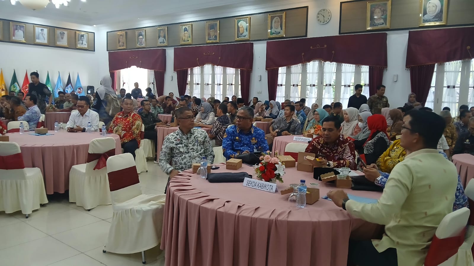 Sekretaris Daerah Rida Ananda  mengikuti rapat koordinasi di Padang, Kamis (26/03/2026).