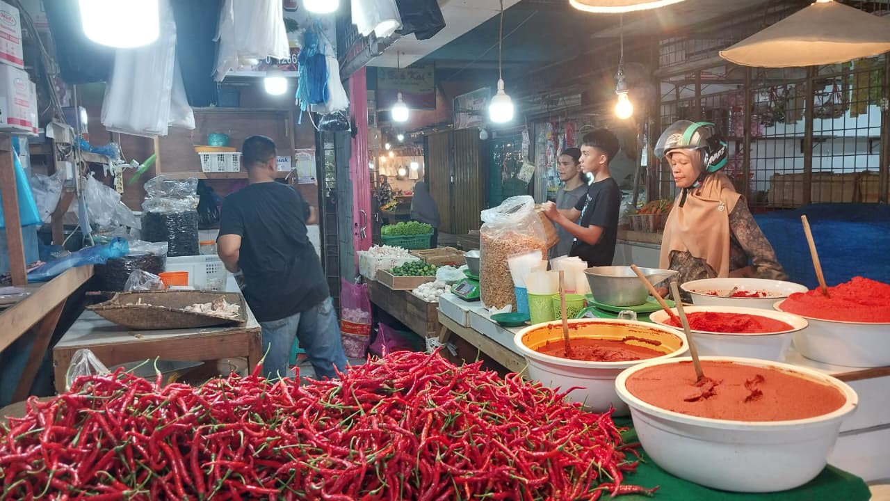 Suasana jual beli cabai dan bawang di salah satu lapak pedagang di Pasar Raya Padang, Jumat (27/3/2026) siang. (Foto: Mengki Kurniawan/Padeks)
