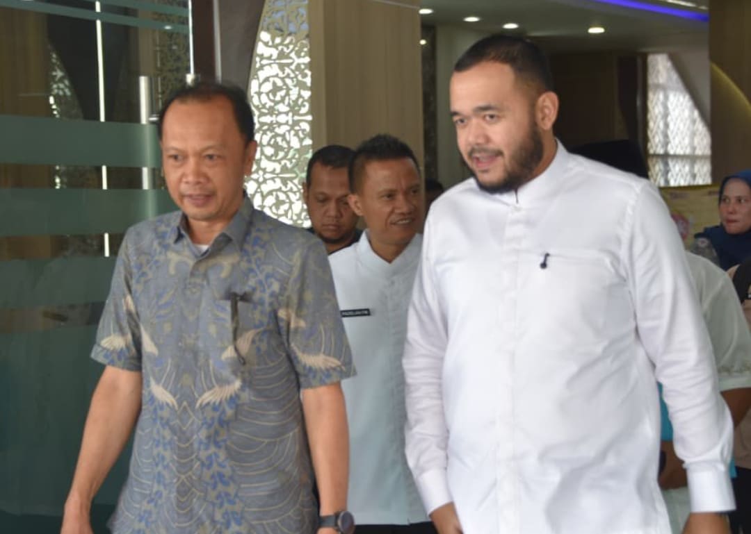 Wali Kota Padang Fadly Amran bersama Direktur Perlindungan dan Pengelolaan Mutu Air KLH/BPLH Tulus Laksono usai pertemuan di Ruang Kerja Gubernur Sumbar, Jumat (27/3/2026).(Foto: Prokopim)