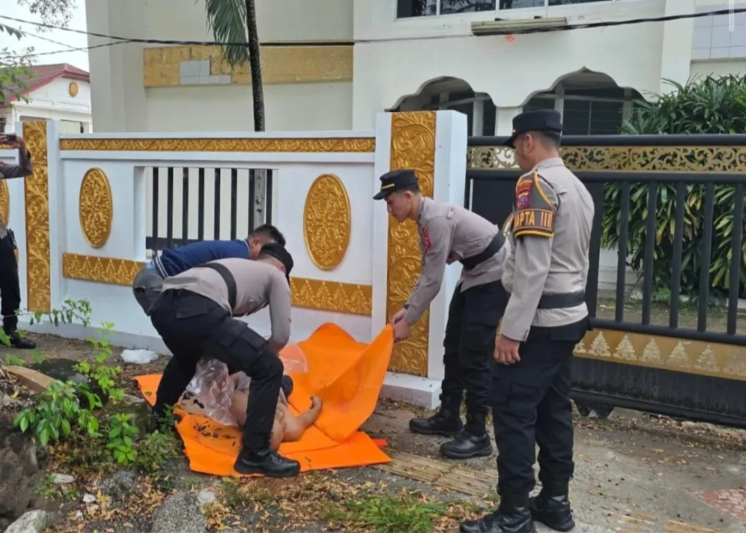 Pria tanpa identitas ditemukan meninggal dunia di trotoar Museum Adityawarman, Padang Barat, Padang, Jumat pagi (27/3/2026).
