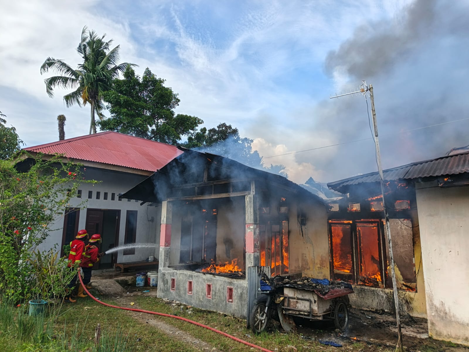 Kebakaran di Tabing Padang hanguskan 3 rumah warga, kerugian capai Rp500 juta. Damkar kerahkan 5 armada, tidak ada korban jiwa.