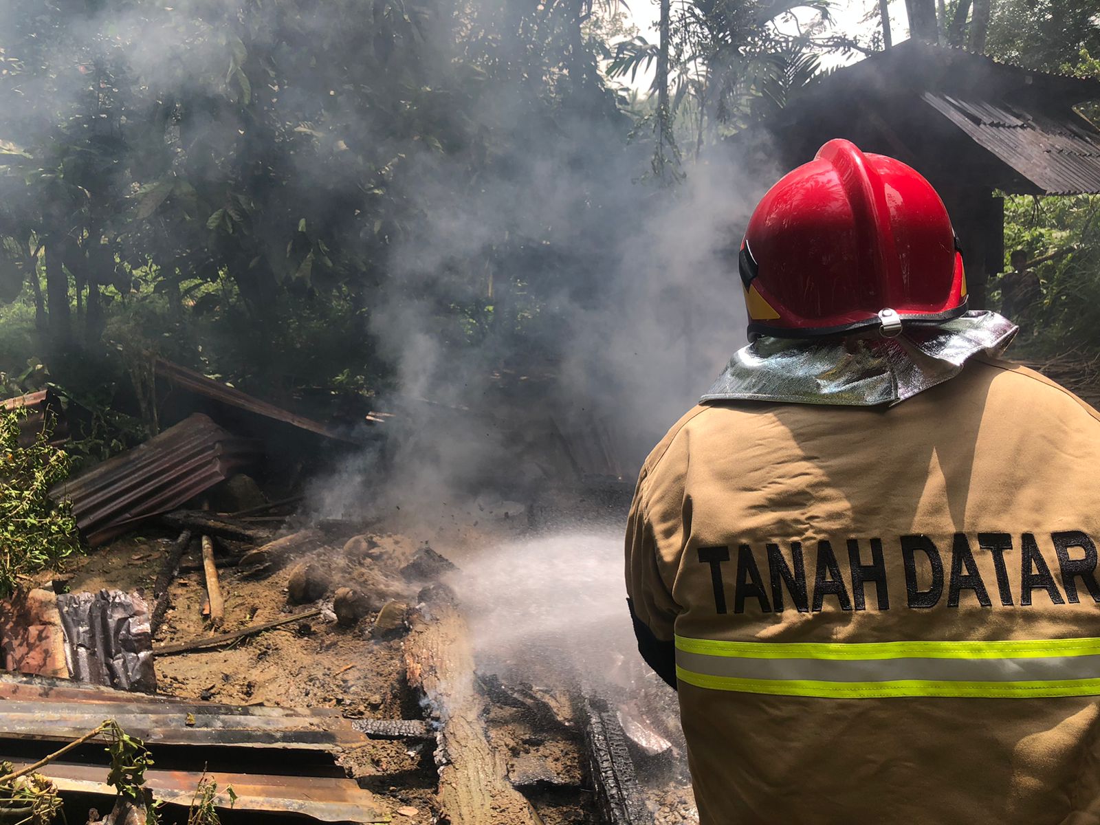 Kebakaran rumah di Padang Ganting Tanahdatar hanguskan bangunan milik warga. Kerugian ditaksir Rp30 juta, penyebab masih diselidiki.