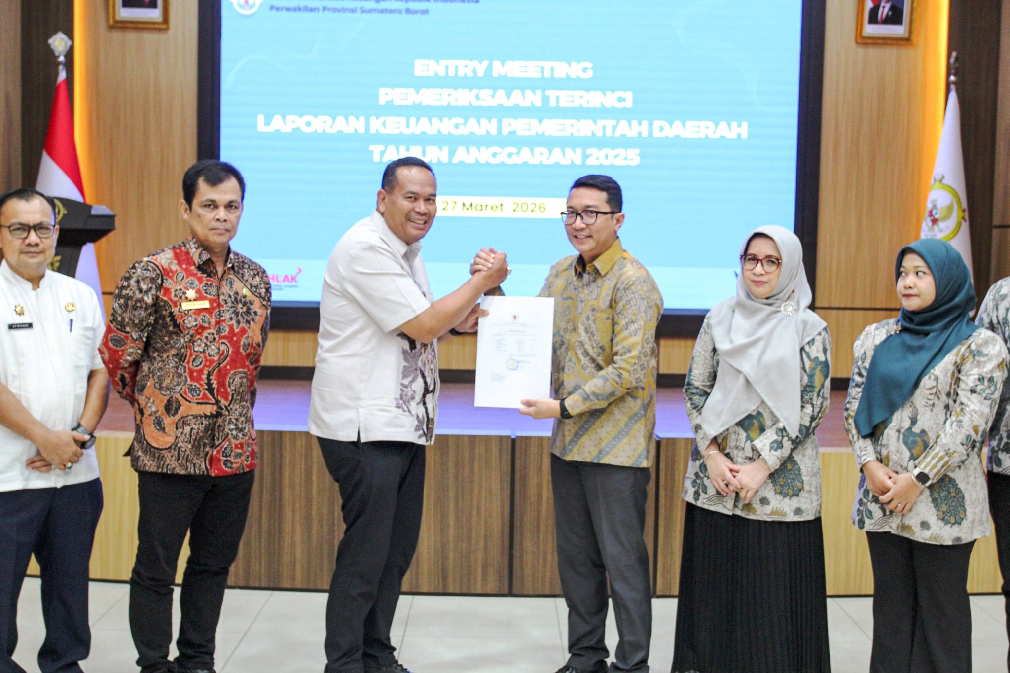Wali Kota Pariaman serahkan LKPD 2025 ke BPK Sumbar. Pemko komit tingkatkan transparansi dan targetkan kembali raih opini WTP.