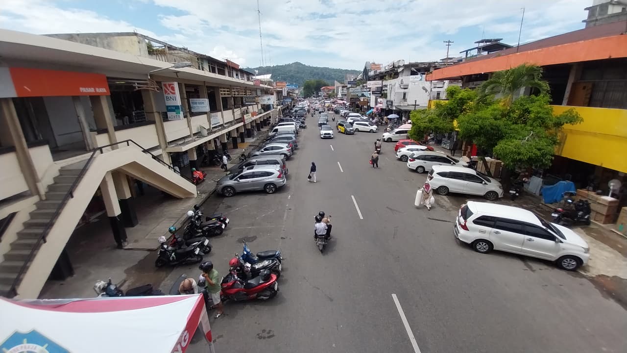  Suasana Pasar Raya Padang pasca lebaran, Jumat (27/3/2026) siang. (Foto: Mengki Kurniawan/Padeks)