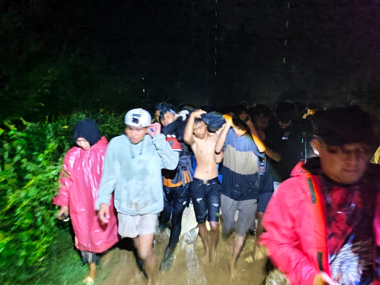 Pria 24 tahun tenggelam saat mandi di Embung Irigasi Lasuang Batu, Solok Selatan, Jumat  (27/3/2026) sore. Tim SAR gabungan menemukan korban meninggal dunia setelah pencarian 7 jam.