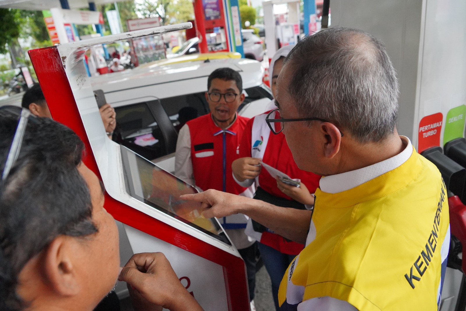 Stafsus ESDM Mahmud Azhar Lubis meninjau SPBU COCO dan Fuel Terminal Medan bersama Pertamina Sumbagut untuk memastikan layanan dan distribusi energi tetap optimal jelang arus balik Idulfitri 2026.