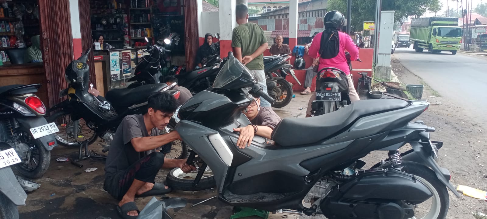 Arus balik Lebaran 2026 picu lonjakan pelanggan bengkel motor di Payakumbuh. Servis meningkat hingga 8 unit per hari, omzet naik 50 persen.