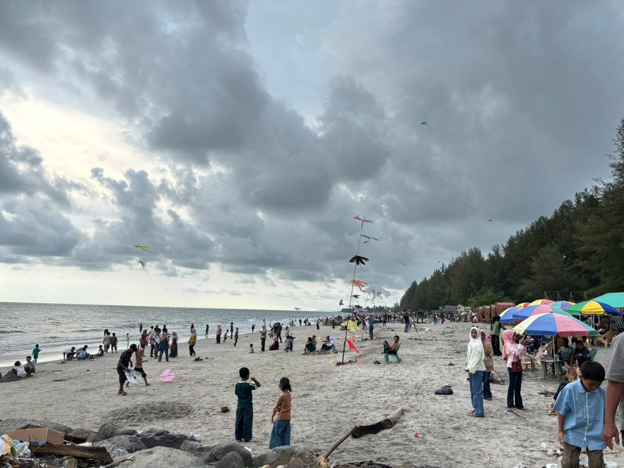 Pantai Sasak dipadati wisatawan pada puncak libur Lebaran 1447 H. Aktivitas wisata meningkat, pedagang musiman ikut meraup keuntungan.