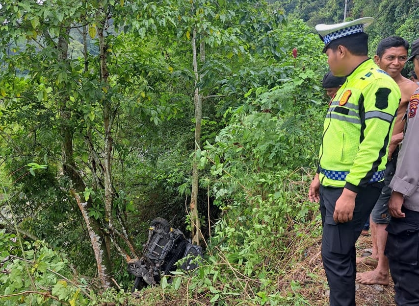 Kecelakaan di Tanahdatar, mobil Avanza masuk jurang sedalam 10 meter. Tiga penumpang luka, kerugian capai Rp30 juta.