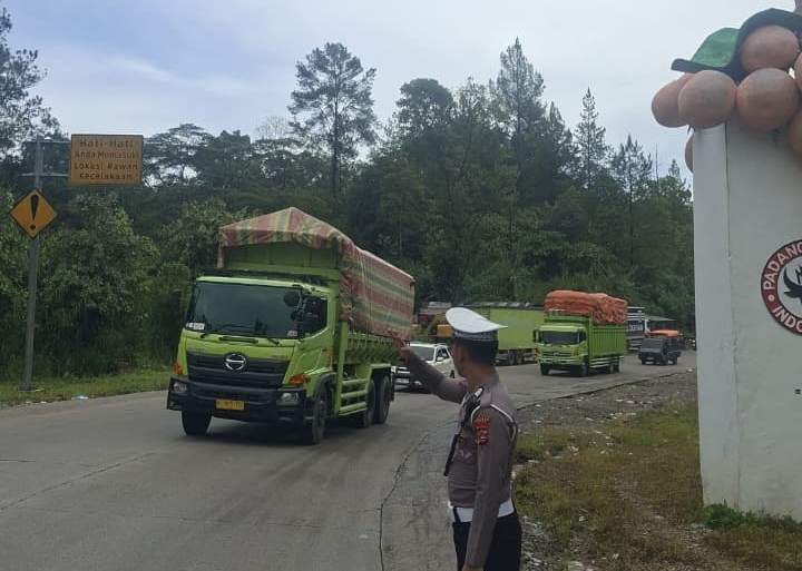 Arus lalu lintas di Batas Kota Solok&ndash;Padang ramai namun tetap lancar. Satlantas Polres Solok imbau pengendara patuhi aturan.