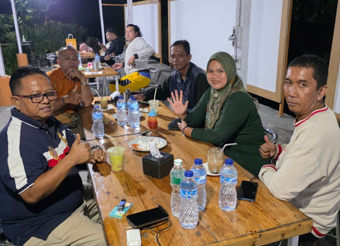 Ketua Ikasmanli Padang Amrizal Rengganis bersama panitia Mubes 2026 saat rapat pembentukan panitia di Raja Minas By Pass Kuranji, Sabtu (28/3/2026) malam.(Foto: IST)