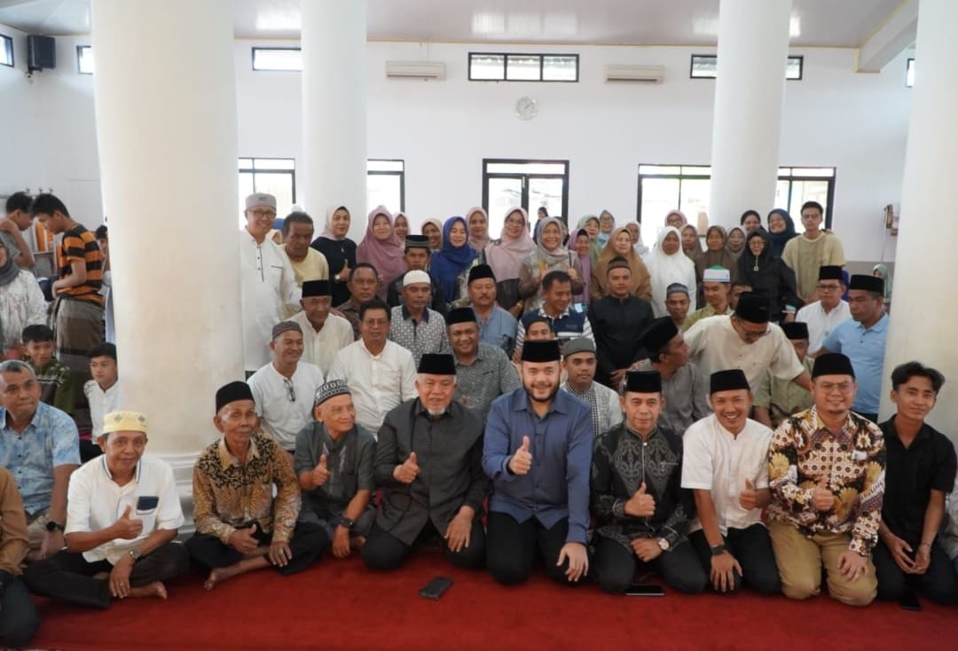 Wali Kota Padang Fadly Amran berbaur dengan warga saat menghadiri kegiatan halal bi halal di Masjid Ar-Raudah, Koto Tangah.(Foto: Prokopim)