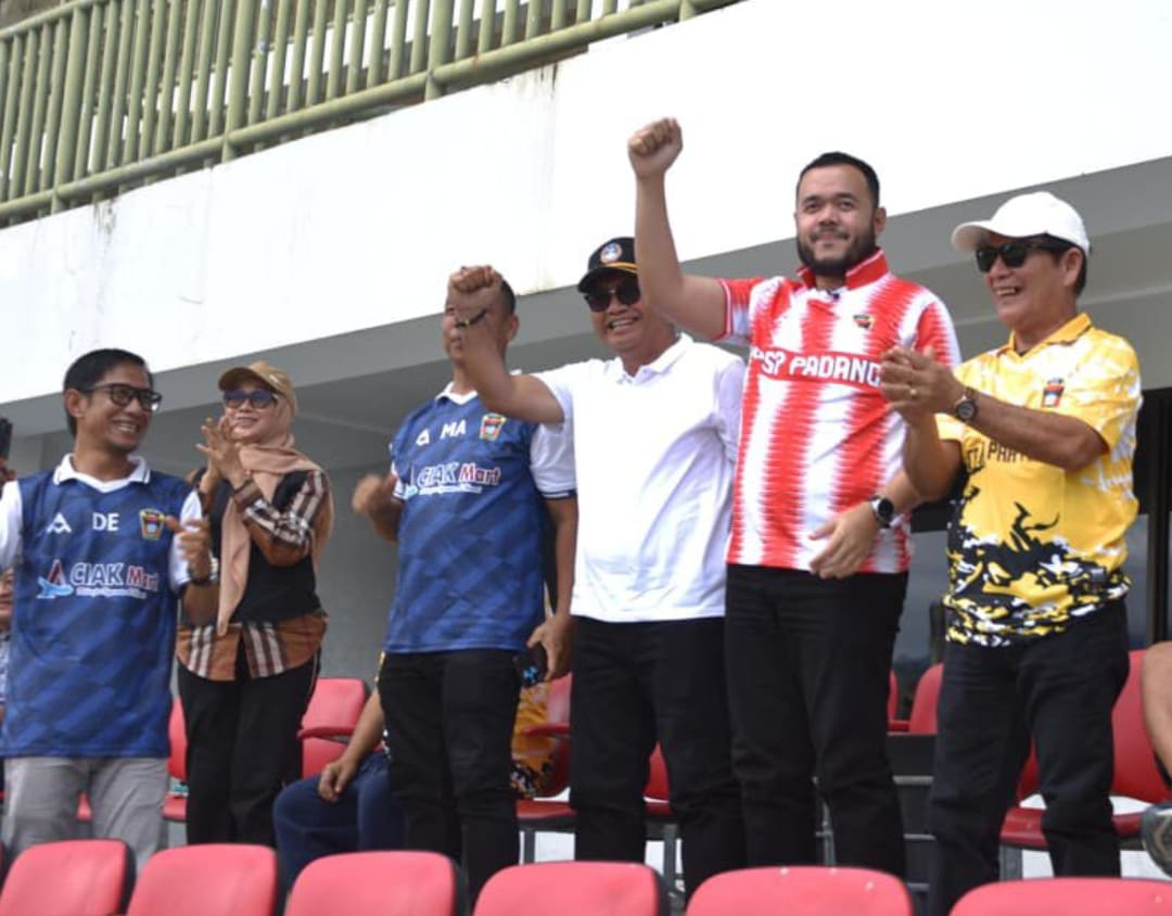 Wali Kota Padang Fadly Amran menyaksikan pertandingan semifinal Liga 4 Sumbar antara PSP Padang vs Kompak FC di Stadion Utama Sumatera Barat.(Foto: Prokopim)