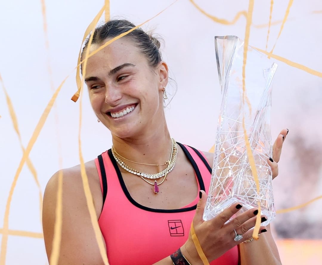 Aryna Sabalenka merayakan gelar Miami Open 2026 yang mengukuhkan dirinya sebagai peraih Sunshine Double setelah sebelumnya menang di Indian Wells.(Foto: IG @wta)