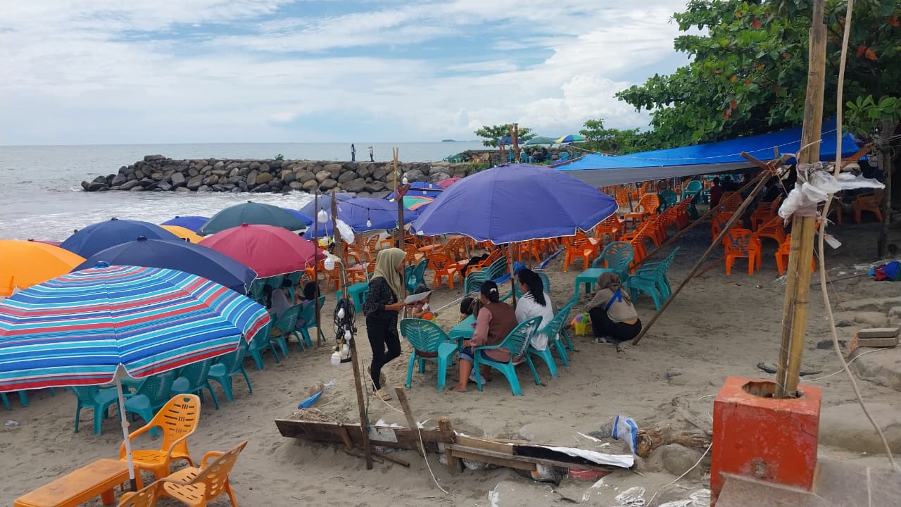 Pantai Padang atau Taplau masih dipadati wisatawan hingga H+9 Lebaran 2026. Ribuan pengunjung nikmati libur di pesisir Kota Padang.