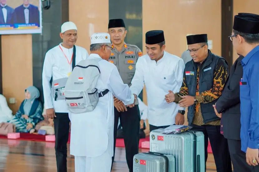 Wali Kota Kota Solok secara resmi membuka kegiatan Bimbingan Manasik Haji bagi calon jamaah haji daerah tersebut. Acara berlangsung khidmat di Masjid Agung Al-Muhsinin pada Sabtu (28/3/2026).