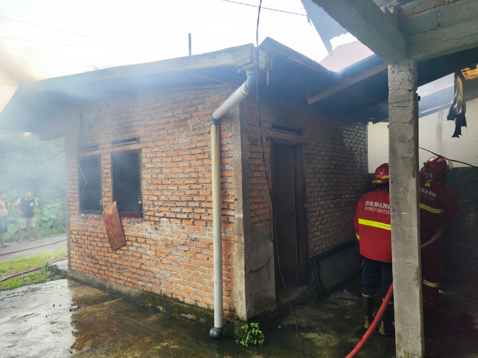 Gudang rumahan di Jalan Damai, RT 003/RW 009, Kelurahan Batipuhpanjang, Kecamatan Kototangah, Kota Padang, yang terbakar, Minggu sore (29/3/2026).