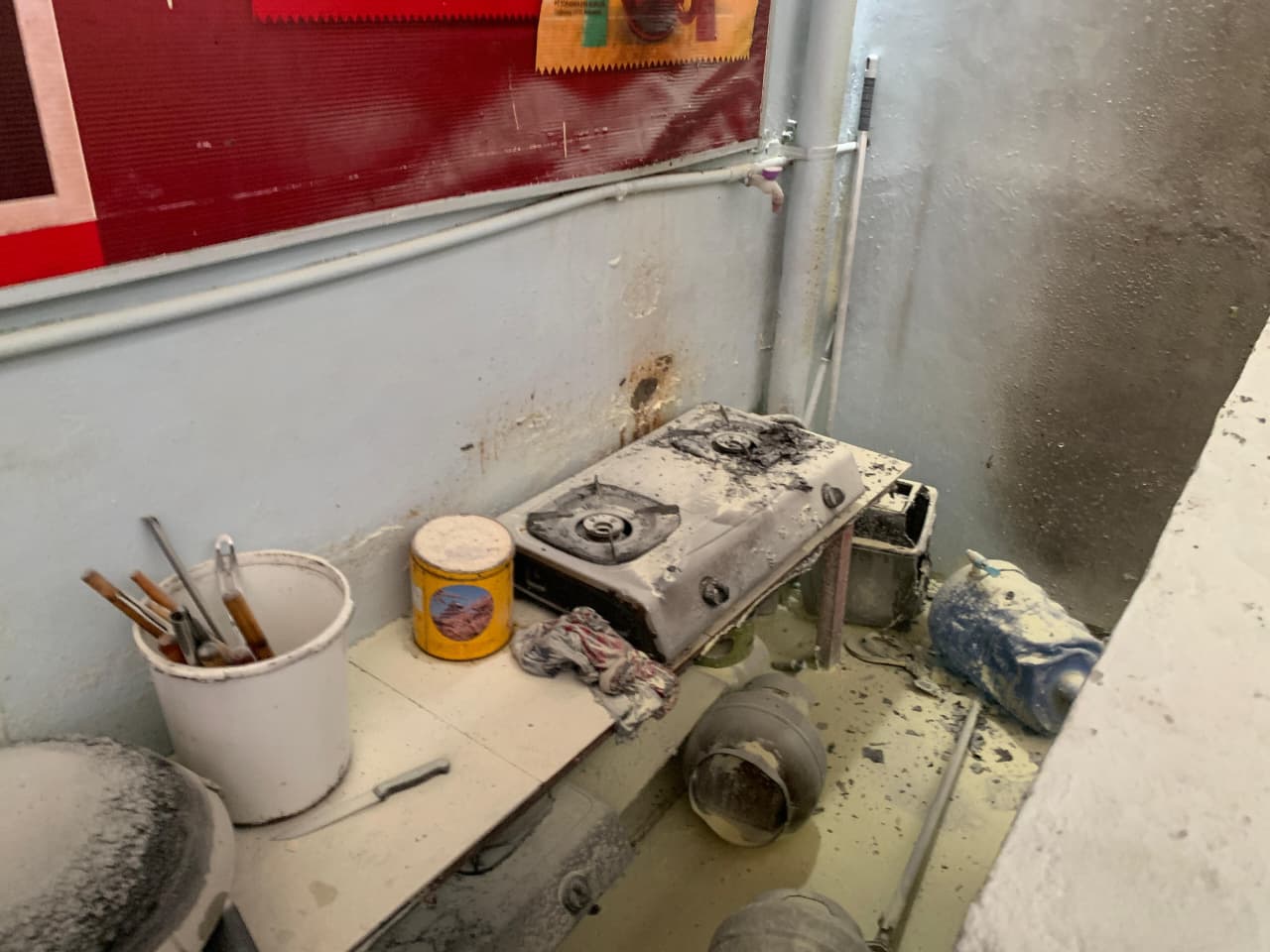 Kebakaran di SMA N 10 Padang hanguskan kantin sekolah. Satu orang luka, kerugian capai Rp25 juta, api diduga dari kompor gas.