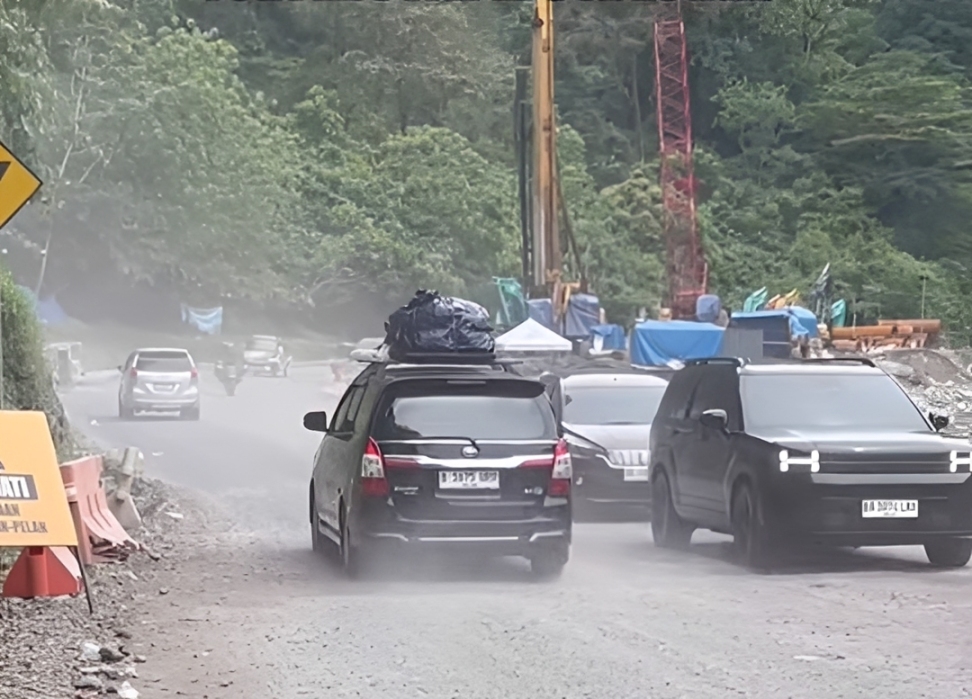 Arus lalu lintas Lembah Anai jalur Padang&ndash;Bukittinggi ramai lancar dan berdebu. Polisi imbau pengendara utamakan keselamatan dan patuhi arahan petugas.