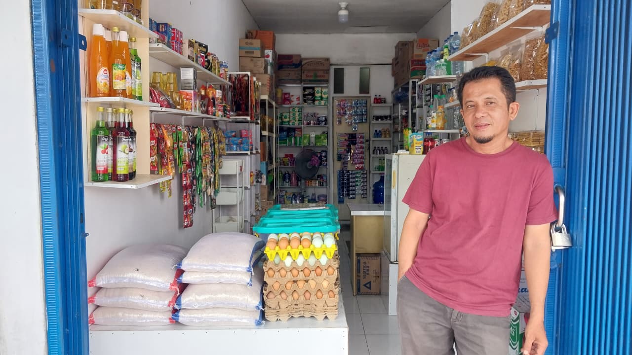 Salah satu kedai sembako di Jl. Andalas, Kota Padang, tampak sepi meski harga kebutuhan pokok stabil pasca Lebaran, Minggu (29/3/2026). (Foto: Mengki Kurniawan/Padeks)
