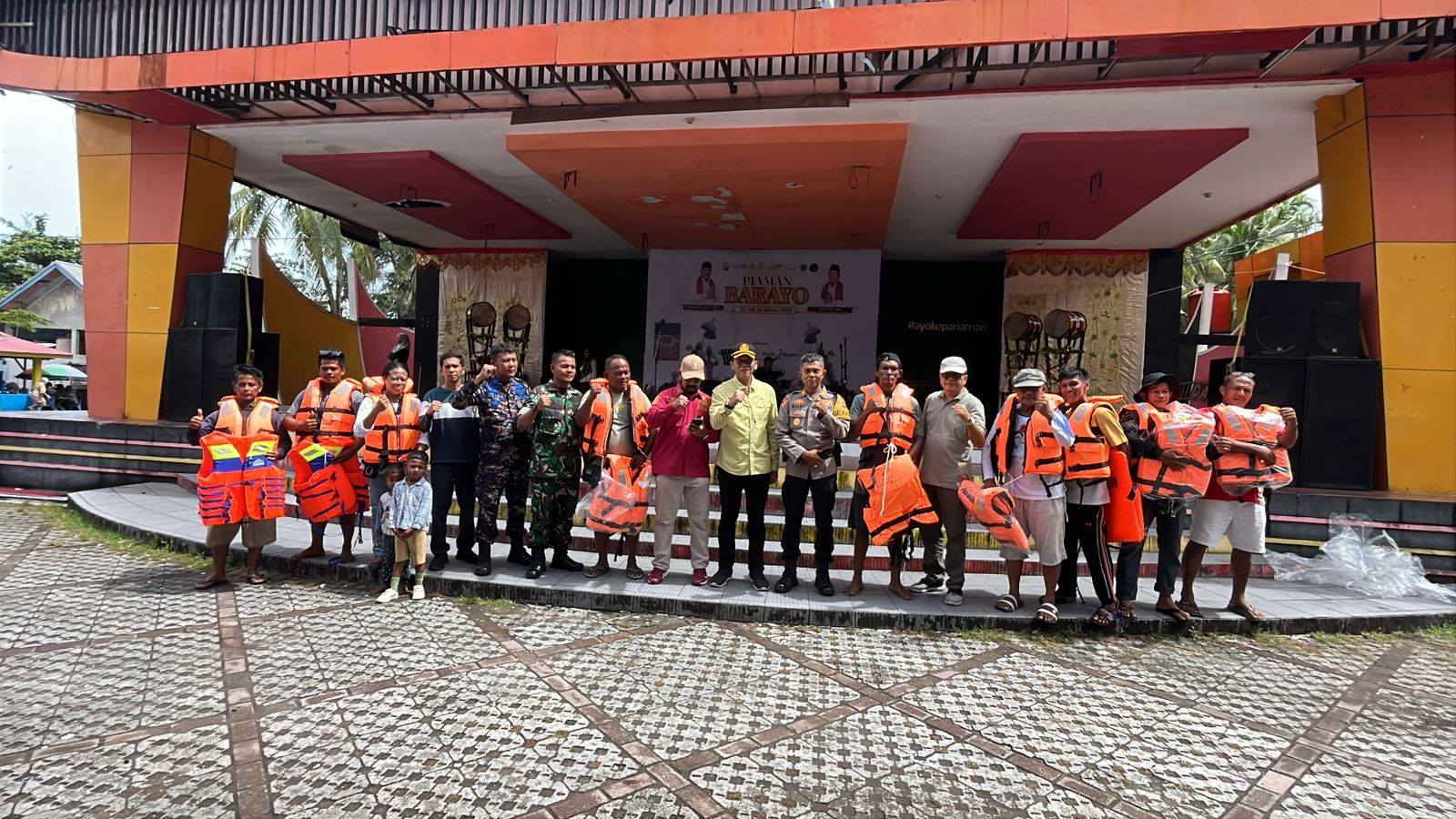 Pemko Pariaman salurkan pelampung untuk kapal wisata di Pantai Gandoriah guna tingkatkan keselamatan transportasi laut dan kurangi risiko kecelakaan.