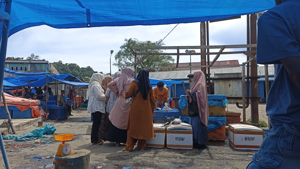 Harga ikan di Pasaman Barat naik pasca Lebaran 2026 meski pasokan aman. Permintaan meningkat picu kenaikan tongkol, tenggiri, dan dencis. Ibu-ibu di TPI Air Bangis, Minggu (29/3/2026).