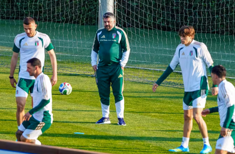 Gennaro Gattuso memimpin sesi latihan timnas Italia jelang laga final playoff Piala Dunia 2026 melawan Bosnia dan Herzegovina.(Foto: sport.sky.it)