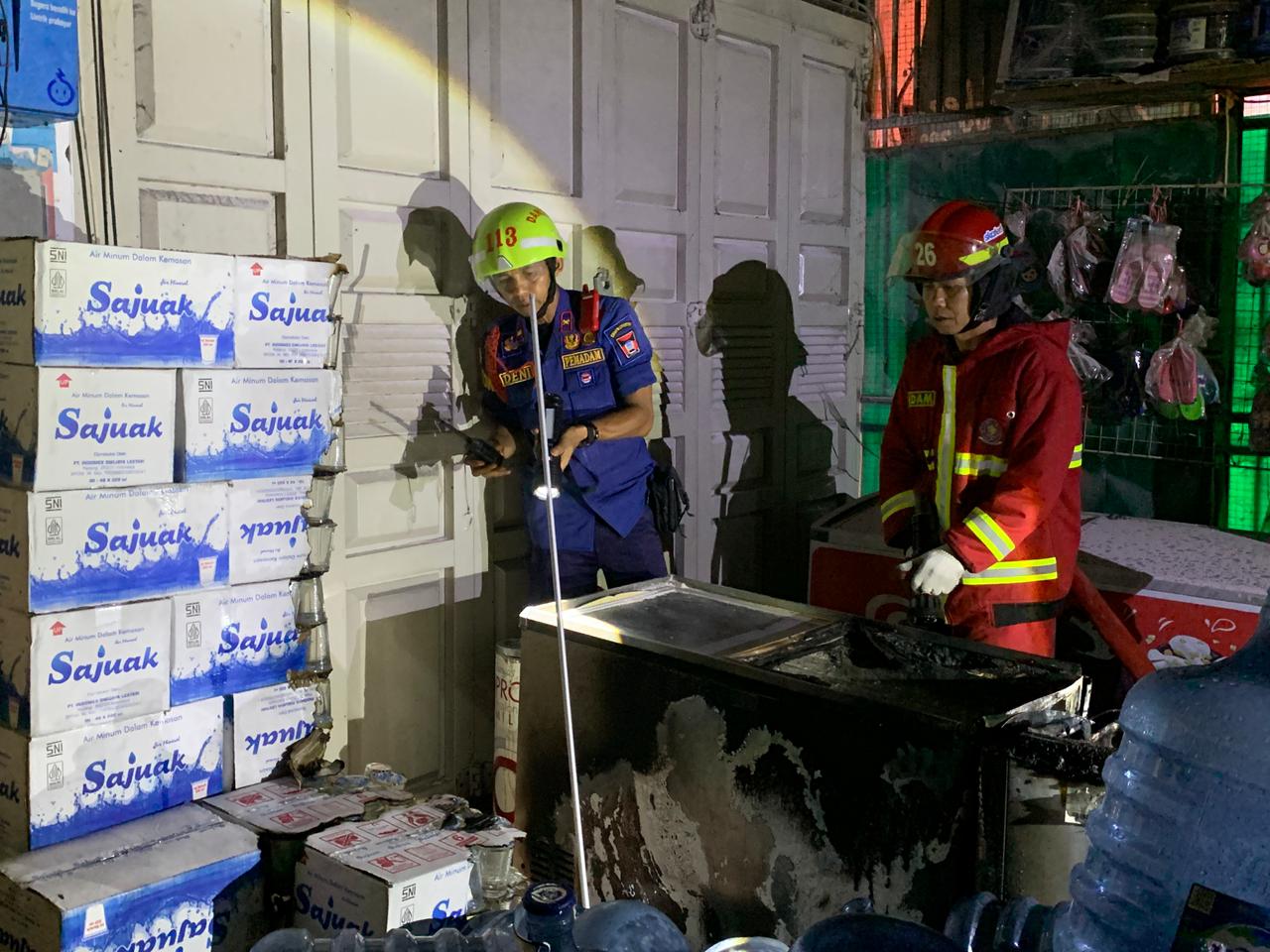 Kebakaran Minimarket Raifan Mart Padang berhasil dipadamkan Damkar, selamatkan aset Rp1,5 miliar, kerugian ditaksir Rp50 juta.