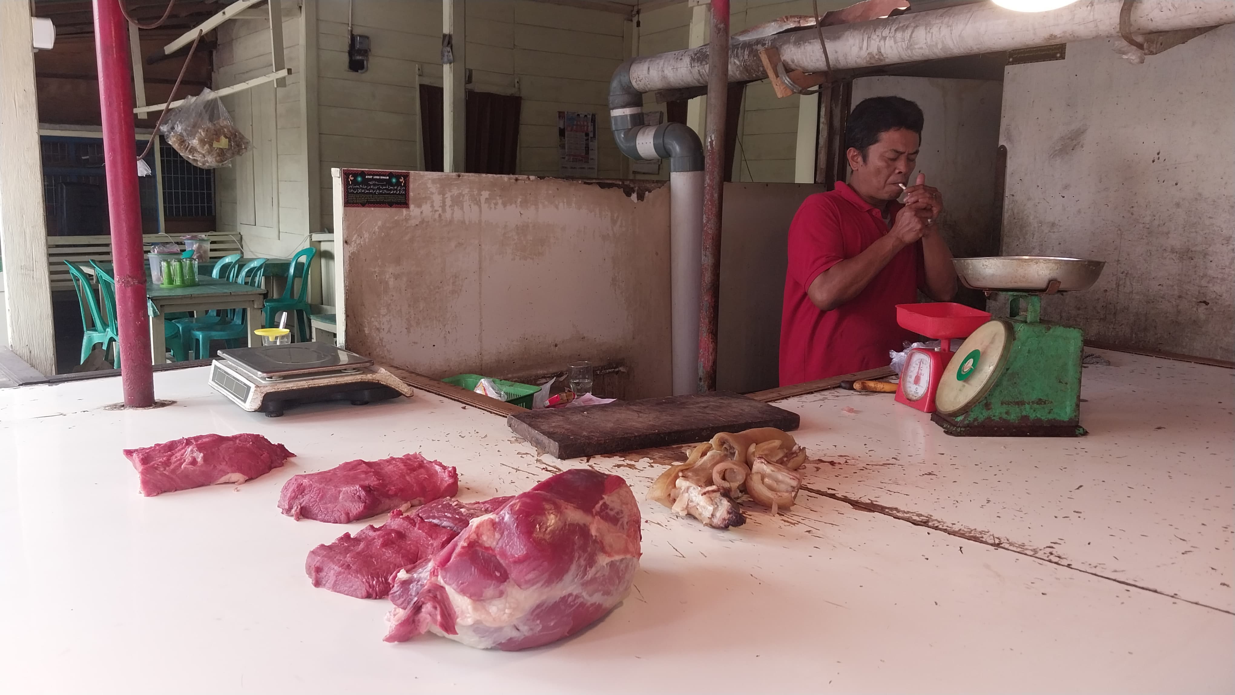 Penjualan daging sapi di Pasar Ambacang Padang lesu pasca-Lebaran meski harga stabil, pedagang hanya jual 20&ndash;30 kg per hari dari sebelumnya ratusan kg.