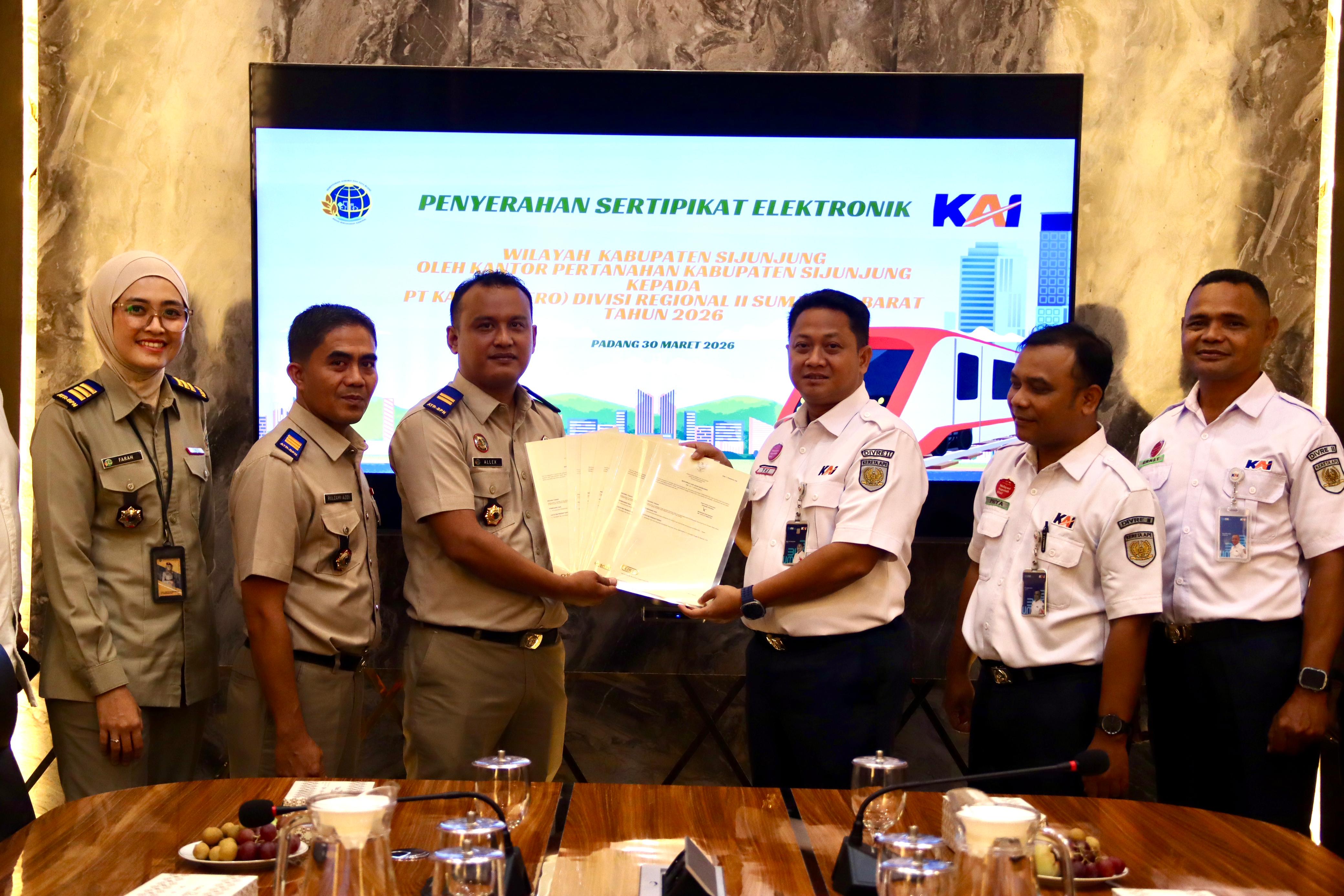 KAI Divre II Sumbar terima 8 e-Sertipikat aset dari BPN Sijunjung seluas 24.978 m&sup2;, perkuat legalitas dan pengamanan aset negara 2026.