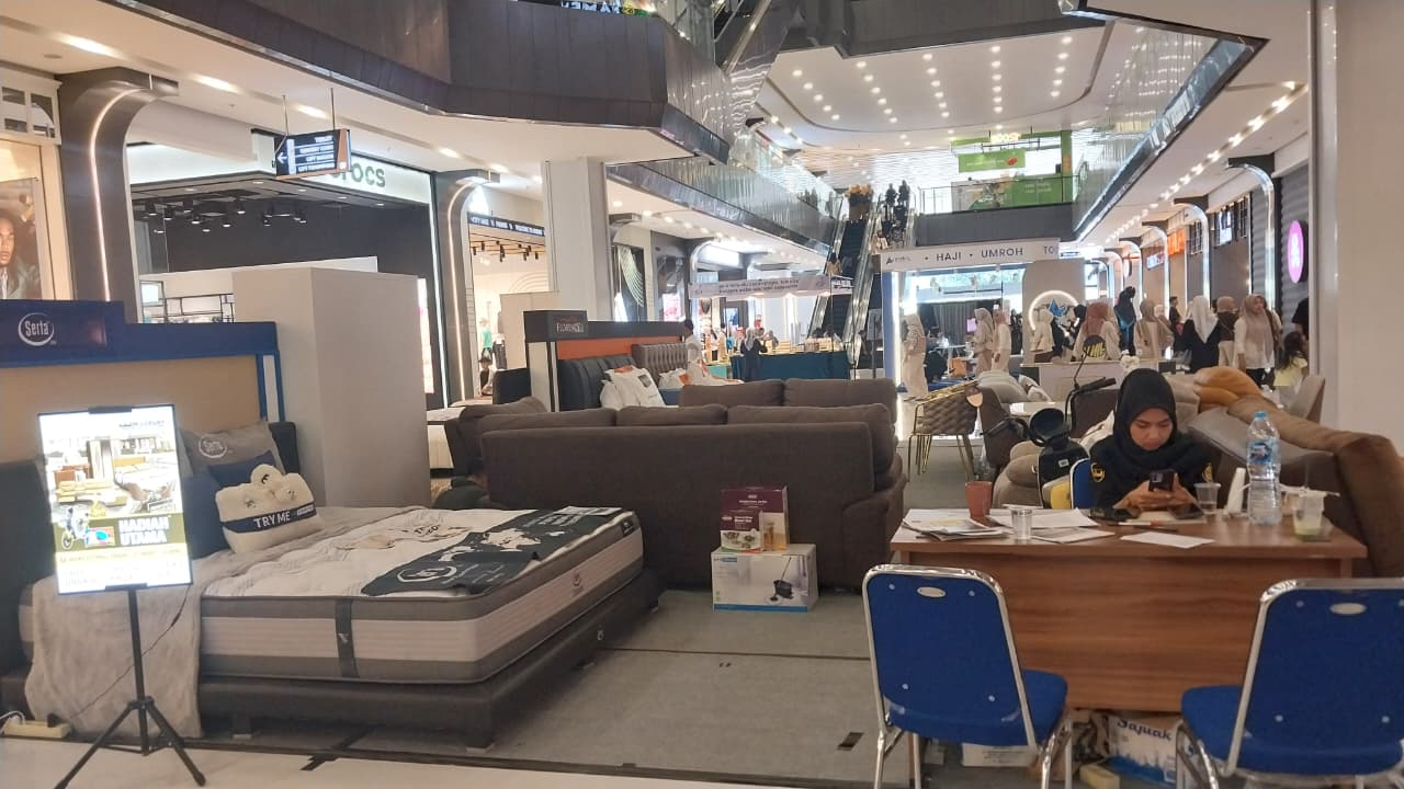 Pameran Win Luxury di Padang hadirkan diskon springbed hingga 60 persen, furnitur murah, hadiah menarik, dan gratis ongkir hingga 12 April 2026.
