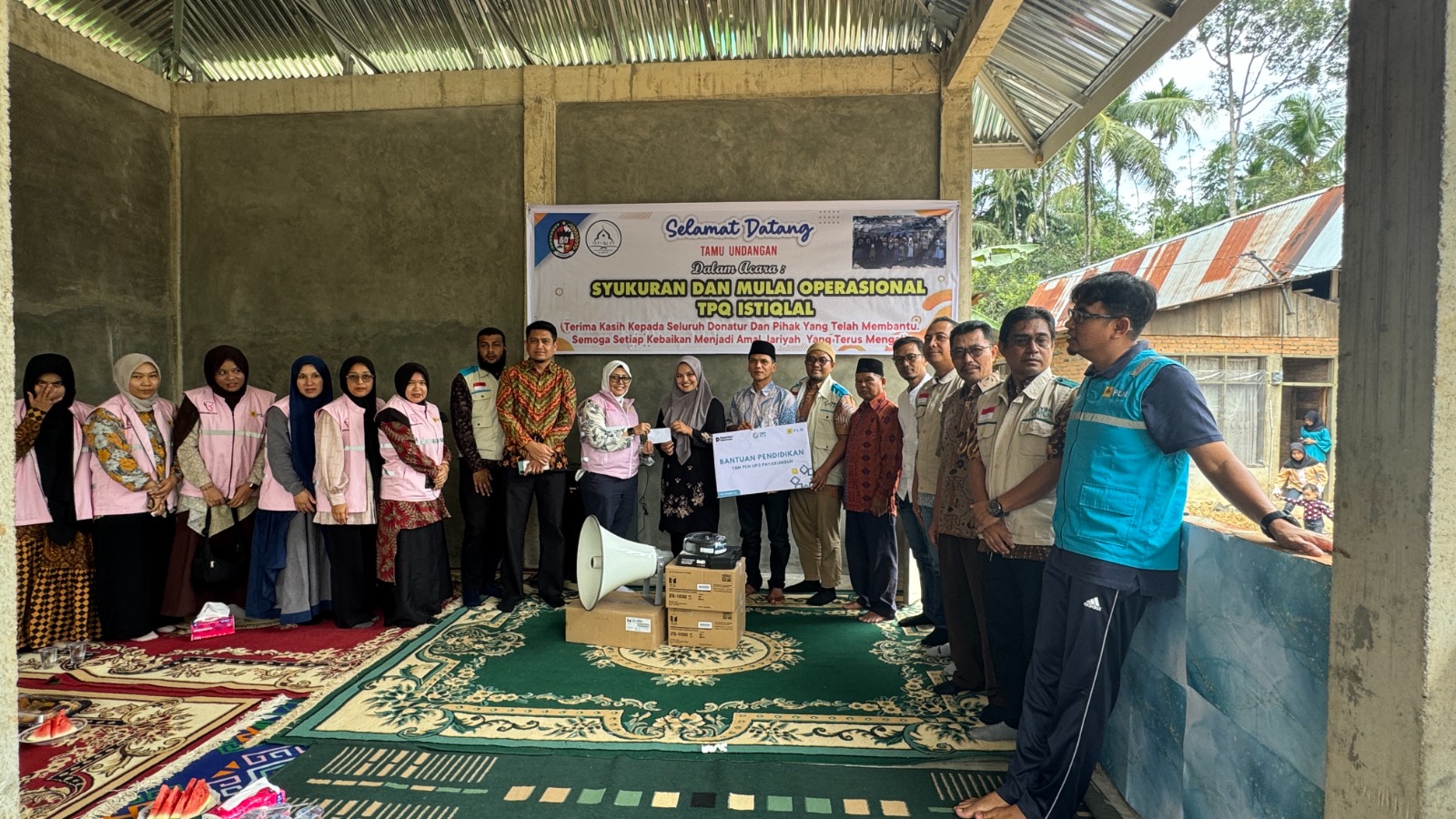 YBM PLN UP3 Payakumbuh salurkan bantuan Rp32 juta ke TPQ Istiqlal Lima Puluh Kota untuk dukung pendidikan Al-Qur&rsquo;an di Ramadan 2026.