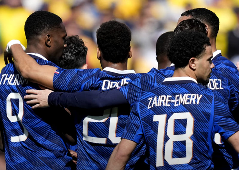 Marcus Thuram dan Desire Doue merayakan kemenangan Prancis 3-1 atas Kolombia usai pertandingan persahabatan, Senin dini hari WIB.(Foto: X @equipedefrance)