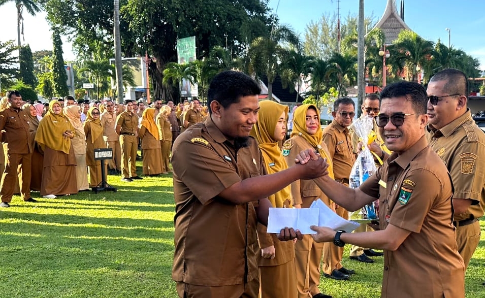 9 ASN Pemprov Sumbar mendapat reward usai khatam Al-Qur&rsquo;an selama Ramadan 1447 H. Apresiasi diberikan untuk dorong keseimbangan kinerja dan spiritual.