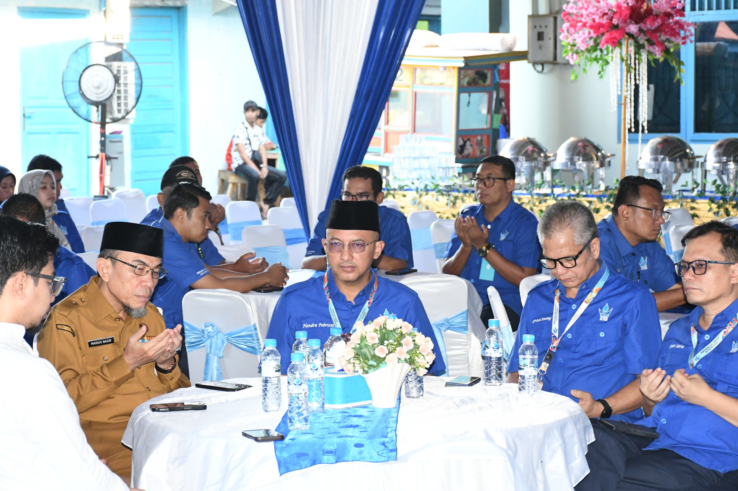 Wawako Padang Maigus Nasir bersama direksi Perumda Air Minum Kota Padang saat acara halal bihalal di Kantor Perumda AM Senin (30/3).