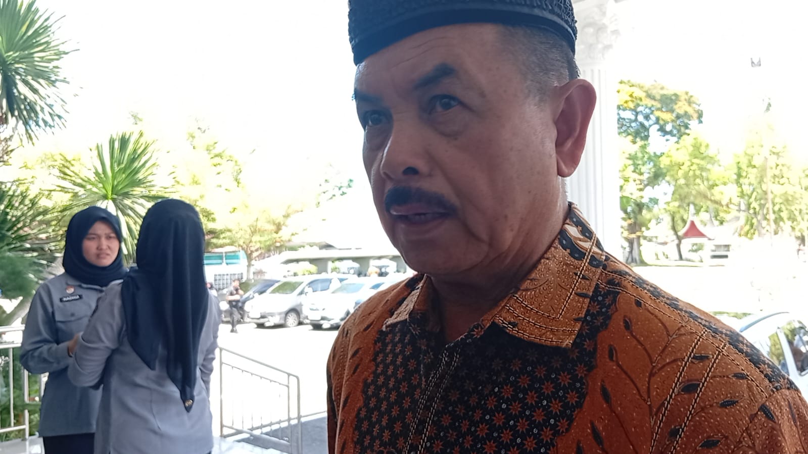 Ketua LKAAM Sumbar Fauzi Bahar dorong pidana adat untuk influencer berpenampilan perempuan dan orgen tunggal erotis, serta usulkan aturan lebih tegas di daerah.