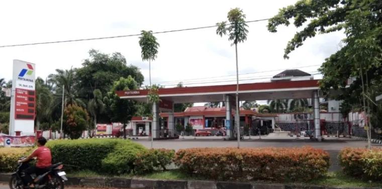 BBM langka di SPBU Kubang, Surabayo, Lubuk Basung, akibat penghentian operasional. Harga Pertalite naik hingga Rp17 ribu per liter, warga terpaksa membeli BBM eceran.