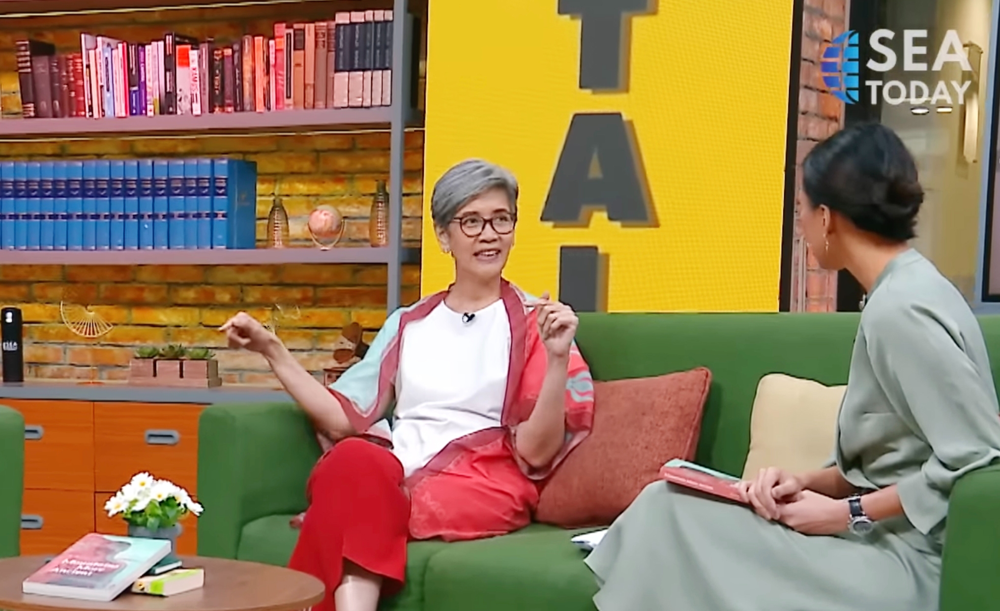 Penulis Isna Marifa sedang membahas novel Mountains More Ancient, dalam sesi wawancara di program SEA Morning Show.