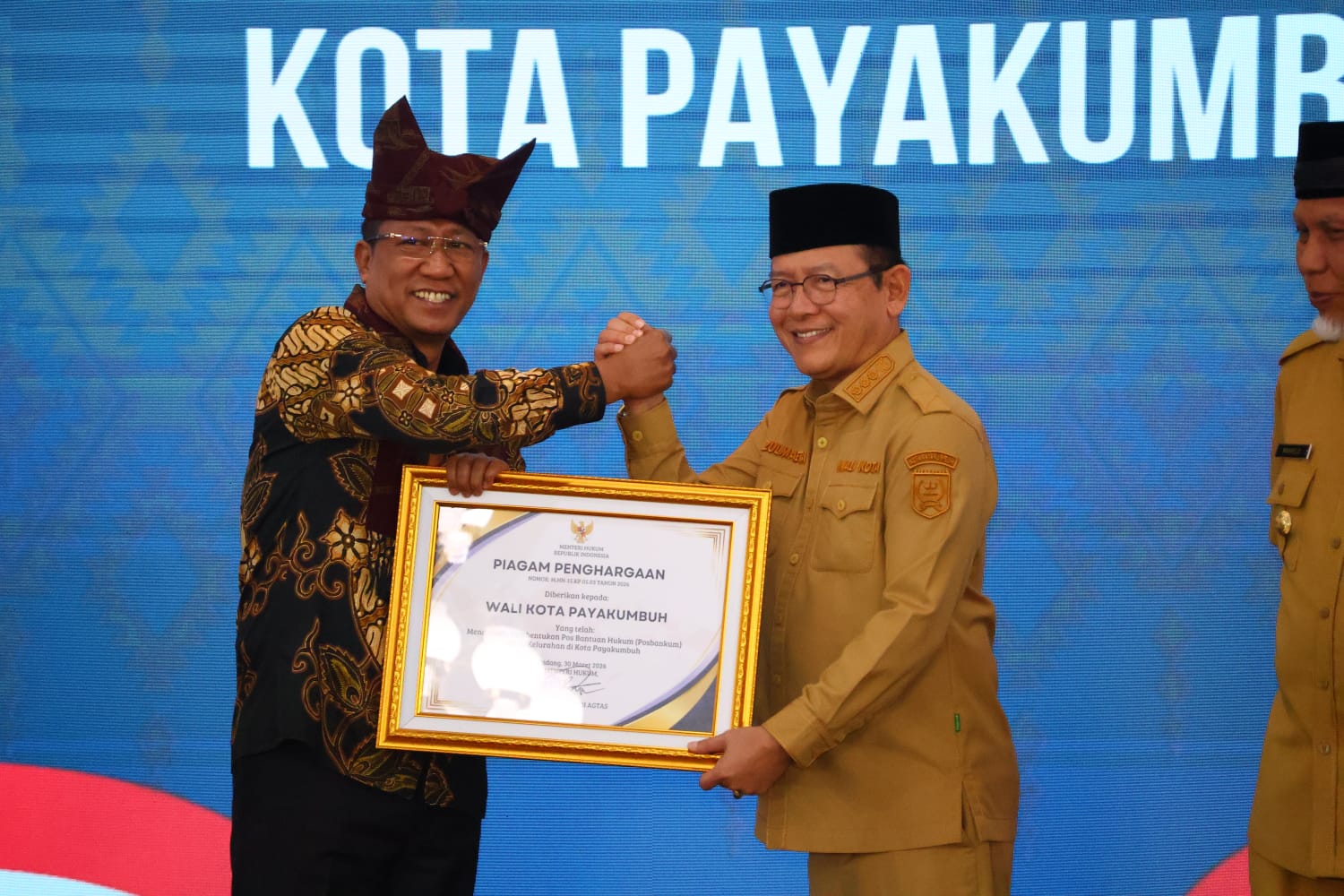 Wali Kota Payakumbuh Zulmaeta terima penghargaan Posbankum dari Menteri Hukum atas dukungan akses bantuan hukum hingga desa dan kelurahan.