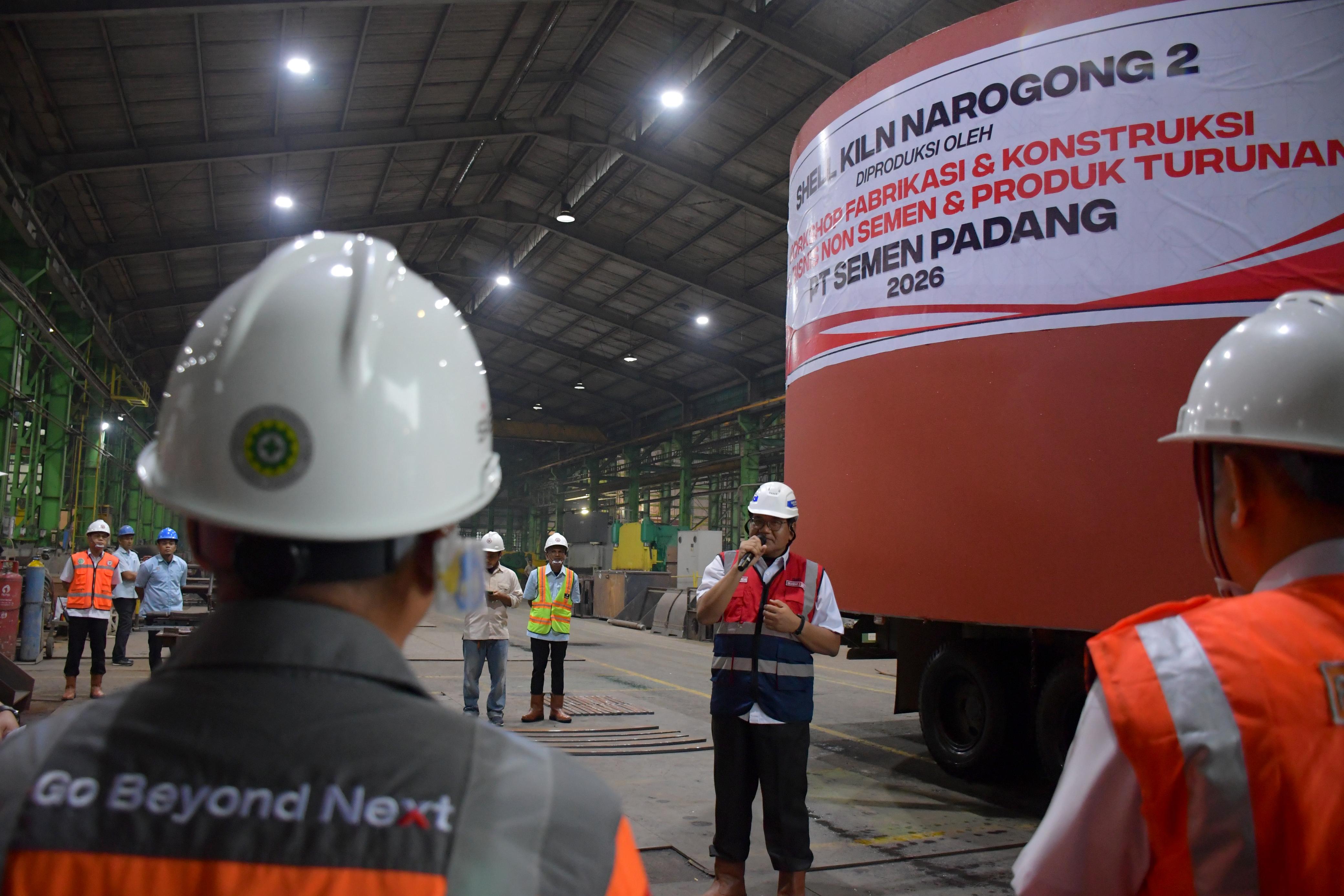 Workshop Semen Padang kini produksi industri berat lintas sektor, mampu penuhi kebutuhan berbagai industri strategis dengan dukungan fasilitas dan SDM kompeten.